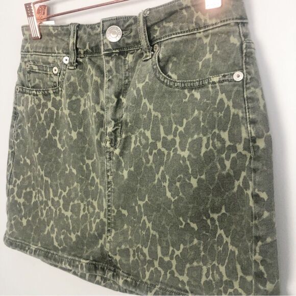 AMERICAN EAGLE | Green Leopard Next Level Stretch Denim Mini Skirt Women’s 0 - Picture 4 of 9